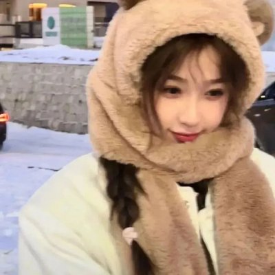 给小酒馆女子喝高杯酒